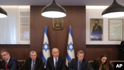Perdana Menteri Benjamin Netanyahu (tengah) memimpin rapat kabinet mingguan di kantornya di Yerusalem, 19 Februari 2023. (Foto: Abir Sultan/Pool Photo via AP)
