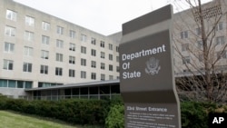 ARCHIVO - Cartel afuera de una de las entradas del Departamento de Estado de Estados Unidos en Washington, el 15 de diciembre de 2014.