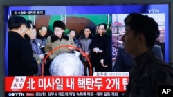 2016年3月9日在韩国首都首尔地铁站电视中显示朝鲜最高领导人金正恩讲话的画面。