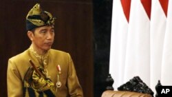 Presiden Joko Widodo mengenakan busana NTB, seusai menyampaikan pidato kenegaraan di gedung DPR/MPR RI, Senayan, Jakarta, 16 Agustus 2019. (Foto: dok).