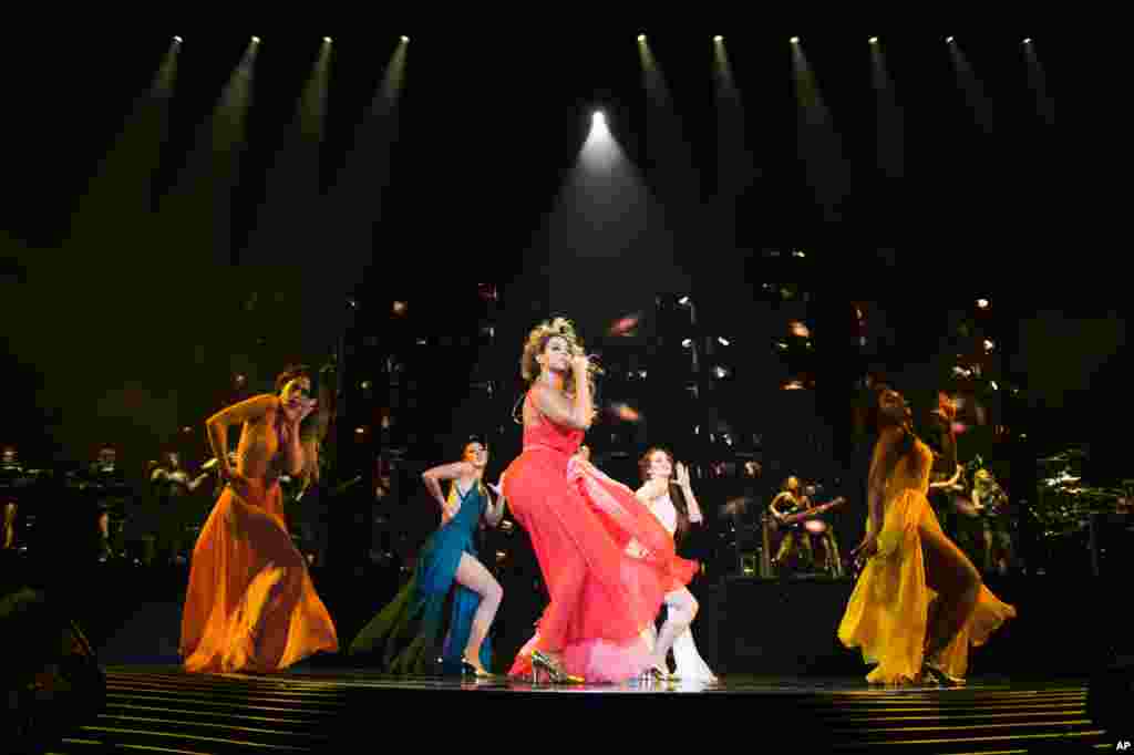Penyanyi AS, Beyonce (gaun merah) saat tampil dalam konser di kota Sydney, Australia.