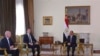 Le président égyptien Abdel-Fattah el-Sissi, le gendre et conseiller principal du président Donald Trump, Jared Kushner, deuxième à gauche, et l'envoyé du Moyen-Orient, Jason Greenblatt, discutent d'un plan d'accord de paix israélo-palestinien au Caire, Égypte, 21 juin 2018.