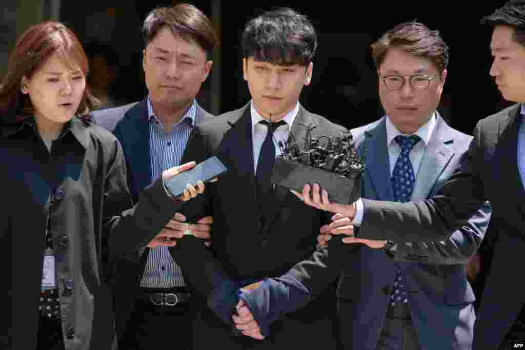 លោក Seungri អតីតសមាជិកក្រុមចម្រៀងបុរសកូរ៉េ Big Bang ឈ្មោះពិត Lee Seung-hyun ត្រូវបាននាំខ្លួនទៅឃុំឃាំងបន្ទាប់ពីចេញពីតុលាការកំពូលក្នុងទីក្រុងសេអ៊ូល។ តារាចម្រៀងអាយុ២៨ឆ្នាំរូបនេះជាប់ទាក់ទិននឹងការស៊ើបអង្កេតរបស់ប៉ូលិសនៅក្លឹប Burning Sun ដែលបុគ្គលិកត្រូវបានចោទប្រកាន់ពីបទថតវីដេអូស្រ្តីនិងកុមារហើយប្រើថ្នាំញៀននិងសុរាដើម្បីបៀតបៀនផ្លូនភេទពួកគេ។ 