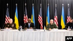 Голова Об'єднаного комітету начальників штабів армії США генерал Марк Міллі, міністр оборони США Ллойд Остін, міністр оборони України Рустем Умєров та міністр стратегічної промисловості України Олександр Камишін на авіабазі Рамштайн.