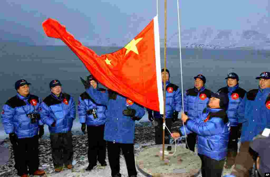 中国2001年10月31日在北极圈内设立考察站。2018年1月26日,中国首次发表北极政策白皮书,声称依据联合国海洋法公约中国拥有在北冰洋开采资源与航行、飞越等权利。而另一方面,由于中国被认为无视这一公约、在南中国海大举造岛和实施军事化,因此它对北极的浓厚兴趣引起美国等许多国家的忧虑。