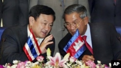 នាយករដ្ឋមន្ត្រី​ខ្មែរ លោក ហ៊ុន សែន ពិភាក្សា​ជាមួយ​លោក​អតីត​នាយករដ្ឋមន្ត្រី​ថៃ ថាក់ស៊ីន ស៊ីនណាវ៉ាត្រ ក្នុង​អំឡុង​ពេល​លោក​ធ្វើ​ទស្សនកិច្ច​នៅ​ប្រទេស​កម្ពុជា​នៅ​ពេល​កន្លង​មក។