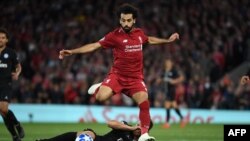 Mohamed Salah contrôle le ballon lors du match contre le PSG à Anfield, Angleterre, le 18 septembre 2018.
