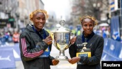Evans Chebet wa Kenya (kushoto) na Hellen Obiri pia wa Kenya (kulia) wakiwa katika picha ya pamoja na kombe la mshindi baada ya ushindi wa kila mmoja kwa wanaume na wanawake katika mbio za Boston 2023.( Picha na Eric Canha-USA TODAY Sports)
