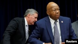 ARCHIVO- El presidente del Comité de Supervisión y Reforma de la Cámara de Representantes, legislador Elijah Cummings, demócrata por Maryland (der.) y el legislador Mark Meadows, republicano por Carolina del Norte, durante audiencia del comité, el 12 de junio de 2019.