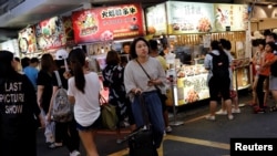 台湾台北西门町的游客们。