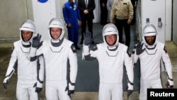 Los cuatro astronautas de la misión de la NASA cuyo lanzamiento fue aplazado el lunes 27 de febrero de 2023, saludan en el Centro Espacial Kennedy el día anterior.
