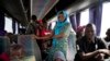 Une jeune femme retourne à Banjul après avoir fui la Gambie suite au départ du dirigeant Yahya Jammeh. Dimanche 22 janvier 2017. (AP / Jerome Delay)