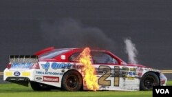 El Ford de Trevor Bayne estuvo en llamas durante los entrenamientos, pero a la hora de la carrera fue el mejor en las 500 millas de Daytona.