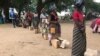 Metuge: Campo de deslocados do centro agrário de Napala. Distribuição de alimentos por PMA a deslocados da insurgência em Cabo Delgado.
