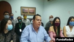 Javier Tarazona, director de la ONG Fundaredes, en rueda de prensa.