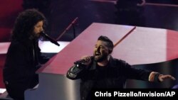 ARCHIVO - Dan Smyers, izquierda, y Shay Mooney, de Dan + Shay, actúan en los American Music Awards el 22 de noviembre de 2020 en el Microsoft Theatre de Los Ángeles.