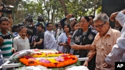 Ayah Avijit Roy, Ajay Roy (kanan) berdiri di sebelah jenazah puteranya yang tewas tertikam pisau di Dhaka, Bangladesh (1/3).