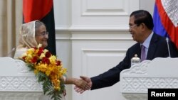 Bangladesh Prime Minister Sheikh Hasina shakes hands with her Cambodian counterpart Hun Sen at his office in Phnom Penh, Cambodia December 4, 2017. REUTERS/Stringer