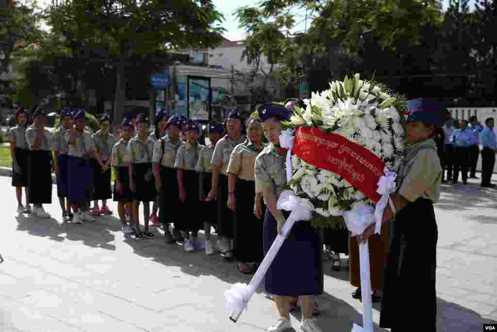 កម្រងផ្កាមកពីស្ថាប័ននានា ត្រូវបានដាក់ថ្វាយព្រះវិញ្ញាណក្ខន្ធព្រះករុណាព្រះបាទសម្តេចនរោត្តម សីហនុ ព្រះបរមរដ្ឋនកោដ្ឋខួបបីឆ្នាំនៃថ្ងៃដែលព្រះអង្គបានសោយទីវង្គត ដែលប្រារព្ធឡើងនៅបូជនីយដ្ឋានតម្កល់រូបសំណាកព្រះបរមរតនកោដ្ឋ នៅលើមហាវិថីសីហនុ នៅរាជធានីភ្នំពេញ នៅព្រឹកថ្ងៃទី១៥តុលានេះ។អតីតព្រះមហាក្សត្រព្រះបាទនរោត្តម សីហនុសោយទីវង្គតដោយសារជំងឺគាំងបេះដូងនៅព្រះជន្មាយុ៨៩ព្រះវស្សា នៅទីក្រុងប៉េកាំងនៃប្រទេសចិនកាលពីថ្ងៃទី១៥តុលាឆ្នាំ២០១២។(ឡេង ឡែន /VOA)