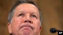 El gobernador John Kasich anunció que suspende su campaña a la nominación presidencial y agradeció a su familia, miembros de su equipo y voluntarios por el apoyo.