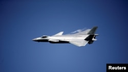 2016年11月1日中國在廣東省珠海航展上公佈J-20隱形戰鬥機