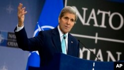 El secretario de Estado, John Kerry, habla durante una conferencia de prensa en los cuarteles de la OTAN en Bruselas.