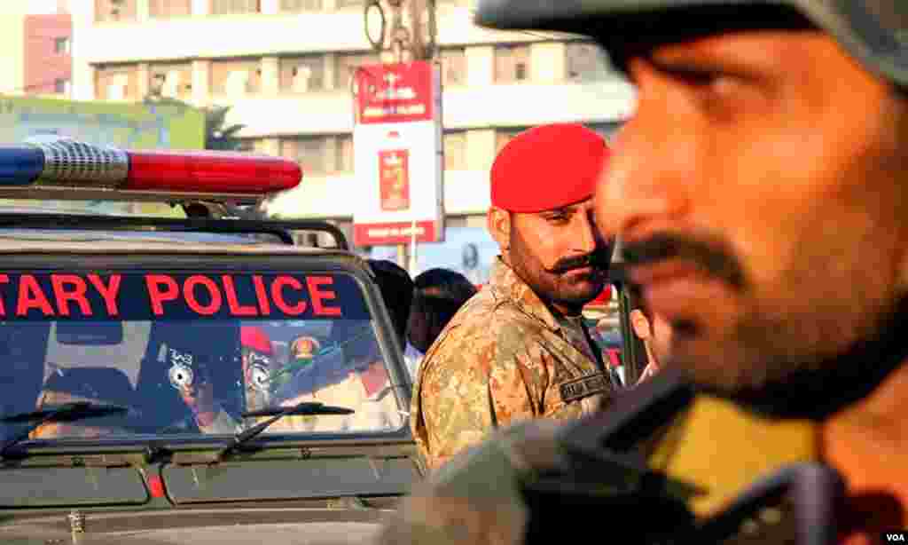  سیکورٹی اہلکار جائے وقوعہ پر چوکس کھڑا ہے