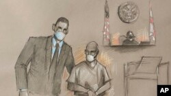 En la breve audiencia de 15 minutos en los tribunales federales de Miami, Mario Antonio Palacios, vestido con traje de camisola, pantalón beige de preso y con auriculares para escuchar la traducción al español, permaneció sentado junto a su abogado Alfredo Izaguirre.