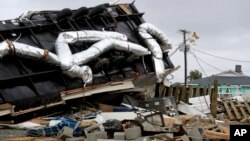 Un trabajador de la compañía eléctrica de Carolina del Norte llega para ayudar a restaurar la luz en Emerald Isle, luego que un tornado causado por el huracán Dorian, pasara por el área. Septiembre 5 de 2019. AP/Tom Copeland.