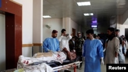 Un homme blessé lors d'un attentat suicide est transporté à l'hôpital de Quetta, au Pakistan, le 23 juin 2017. 