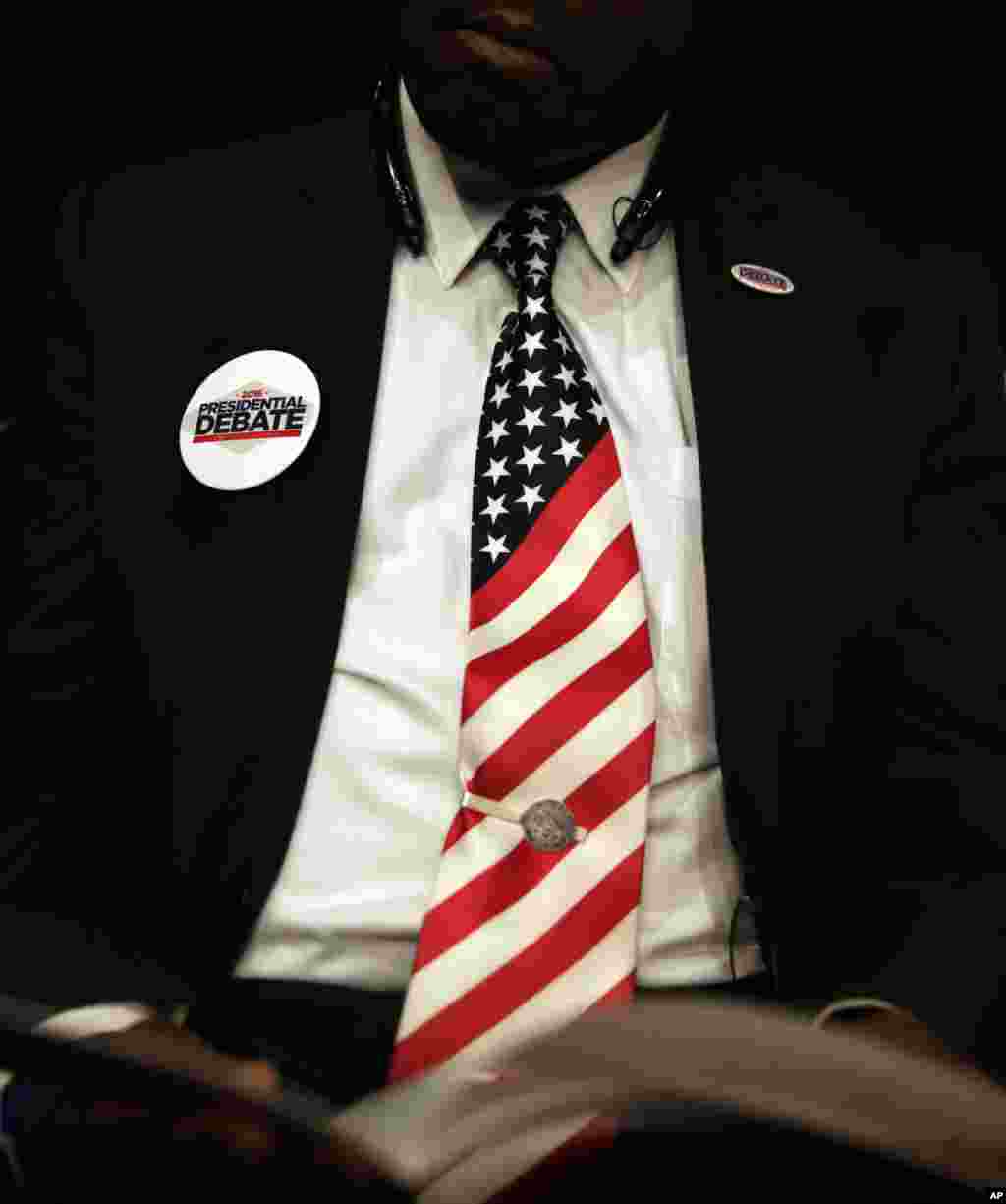 A spectator waits in the audience before the third debate between Democratic presidential nominee Hillary Clinton and Republican presidential nominee Donald Trump at UNLV in Las Vegas, Oct. 19, 2016.