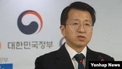 백태현 한국 통일부 대변인이 지난 14일 서울 세종로 정부서울청사에서 국제기구를 통해 800만 달러 대북인도지원 검토한다는 내용을 발표하고 있다.