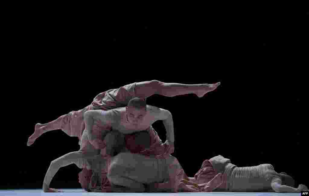 Para penari China dari 'TAO Dance Theatre' melakukan pentas di panggung kesenian Teatros del Canal di Madrid, Spanyol.