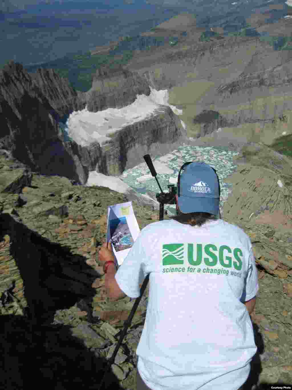 一名美國地質調查局(USGS)的科學工作者在冰川國家公園連續拍攝格林內爾冰川,以顯示因氣候變化影響而產生的冰川消退。(Lisa McKeon, Northern Rocky Mountain Science Center)