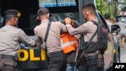 Polisi menangkap seorang aktivis di Timika, Papua, 23 September 2020. (Foto: SEVIANTO PAKIDING / AFP)