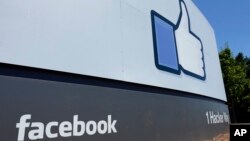ARSIP – Foto arsip tanggal 16 Juli 2013 menunjukkan sebuah tanda di kantor pusat Facebook di Menlo Park, California (foto: AP Photo/Ben Margot, Arsip)