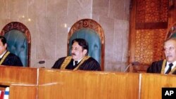 چیف جسٹس افتخار محمد چودھری سپریم کورٹ کے دیگر جج صاحبان کے ساتھ (فائل فوٹو)
