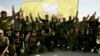 Para pejuang Pasukan Demokratik Suriah (SDF) yang didukung AS berpose di kota Baghouz, Suriah (foto: dok). 