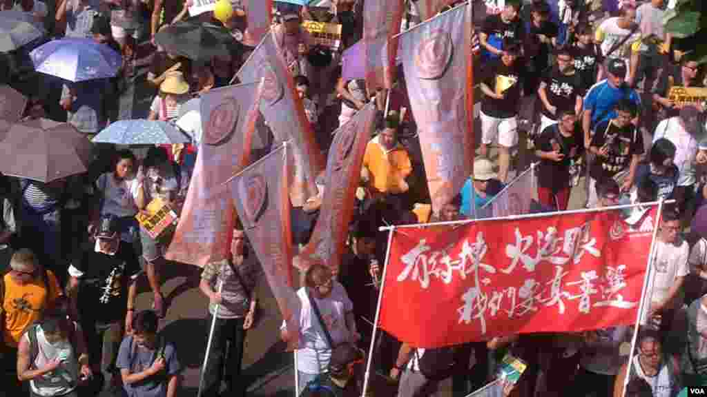 数以万计港人参与“后政改”七一大游行(美国之音海彦拍摄)