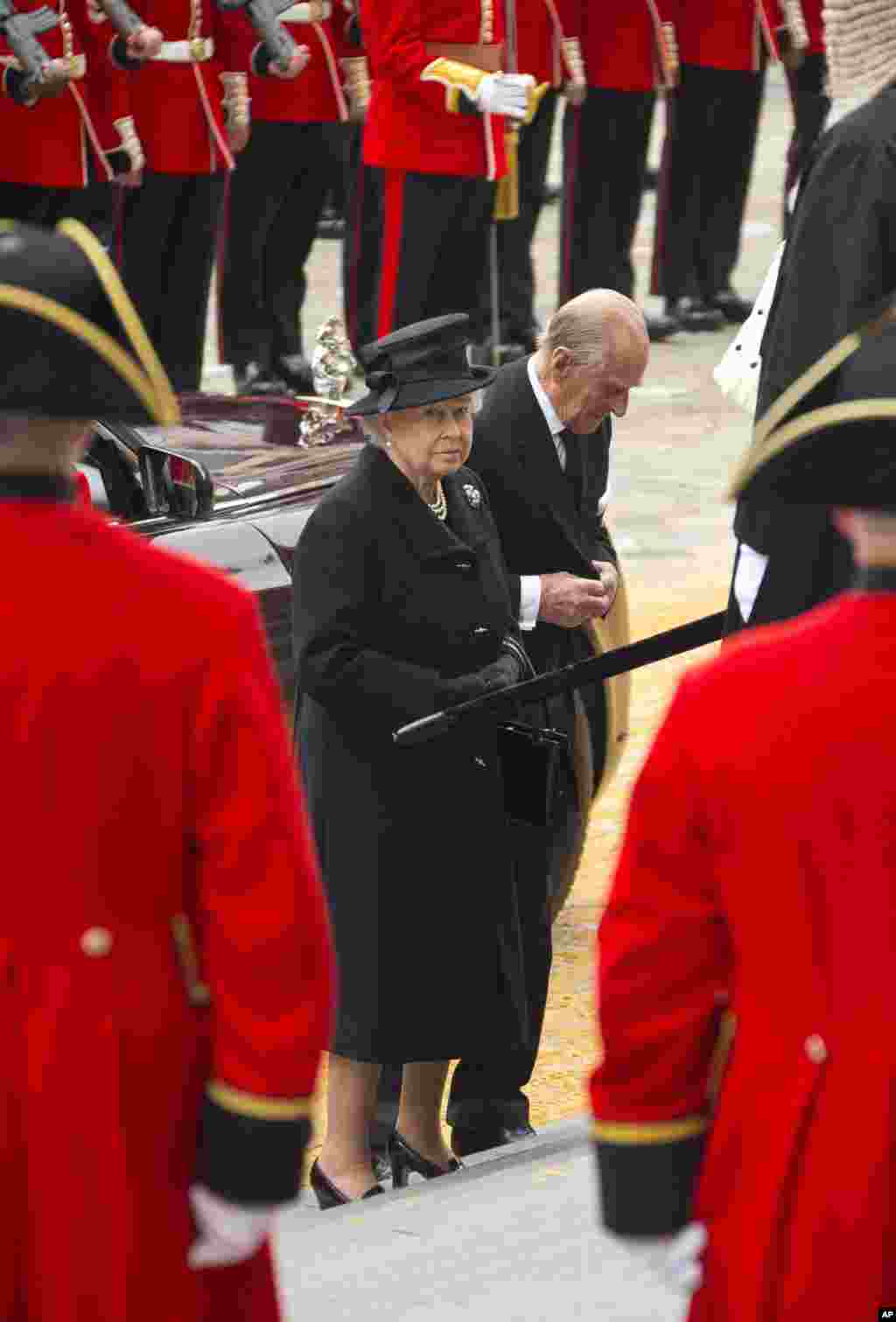 Ratu Inggris Elizabeth II (tengah kiri) dan suaminya Pangeran Philip setibanya di gereja Katedral St.Paul untuk menghadiri upacara pemakaman mantan PM Ingrris Margaret Thatcher, 17 April 2013.
