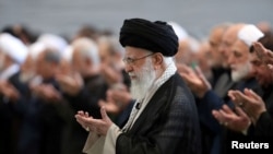 មេដឹកនាំកំពូលអ៊ីរ៉ង់លោក Ayatollah Ali Khamenei អធិស្ឋាននៅក្នុងពិធីអធិស្ឋានថ្ងៃសុក្រនៅទីក្រុង Tehran ប្រទេសអ៊ីរ៉ង់កាលពីថ្ងៃទី០៤ តុលា ឆ្នាំ២០២៤។
