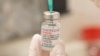 Un trabajador de la salud llena una jeringa con una dosis de la vacuna COVID-19 de Moderna para una inyección de refuerzo en el centro de referencia de vacunación del Instituto de Epidemiología, Bioestadística y Prevención (EBPI) en Zúrich, Suiza, el 17 de noviembre de 2021. Arch