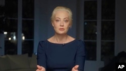 En esta imagen, tomada de un video distribuido por el equipo de Navalny el 19 de febrero de 2024, Yulia Navalnaya, viuda del líder opositor Alexei Navalny, ofrece un mensaje en video. (Equipo de Navalny vía AP)