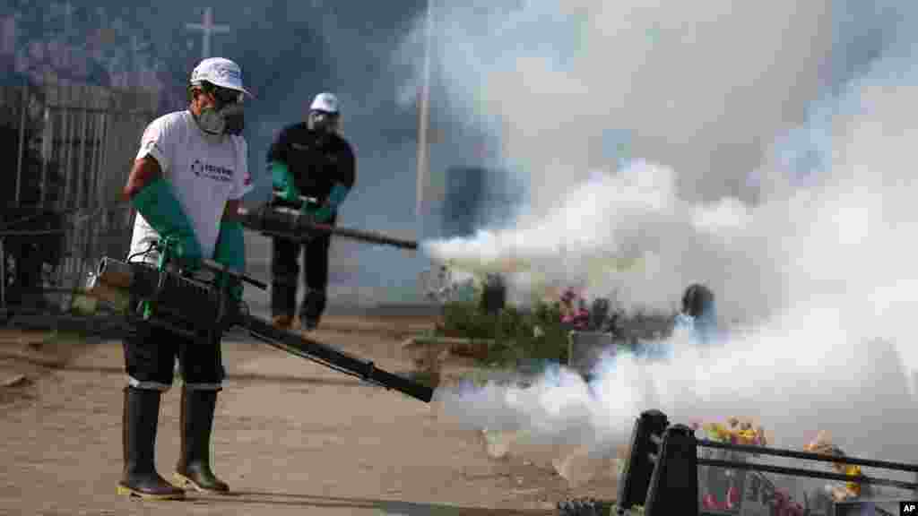 Fumigação no cemitério de El Angel em Lima no Peru para tentar travar o vírus Zica .