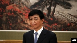 中共十九届政治局常委王沪宁在人民大会堂的媒体见面会上（2017年10月25日）。王沪宁兼中央书记处排名第一的书记，有人称作中央书记处常务书记，也掌管意识形态工作