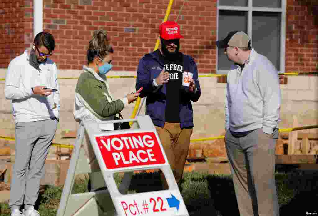Ciudadanos hacen fila en un centro de votación el día de las elecciones en Charlotte, Carolina del Norte, el 3 de noviembre de 2020.