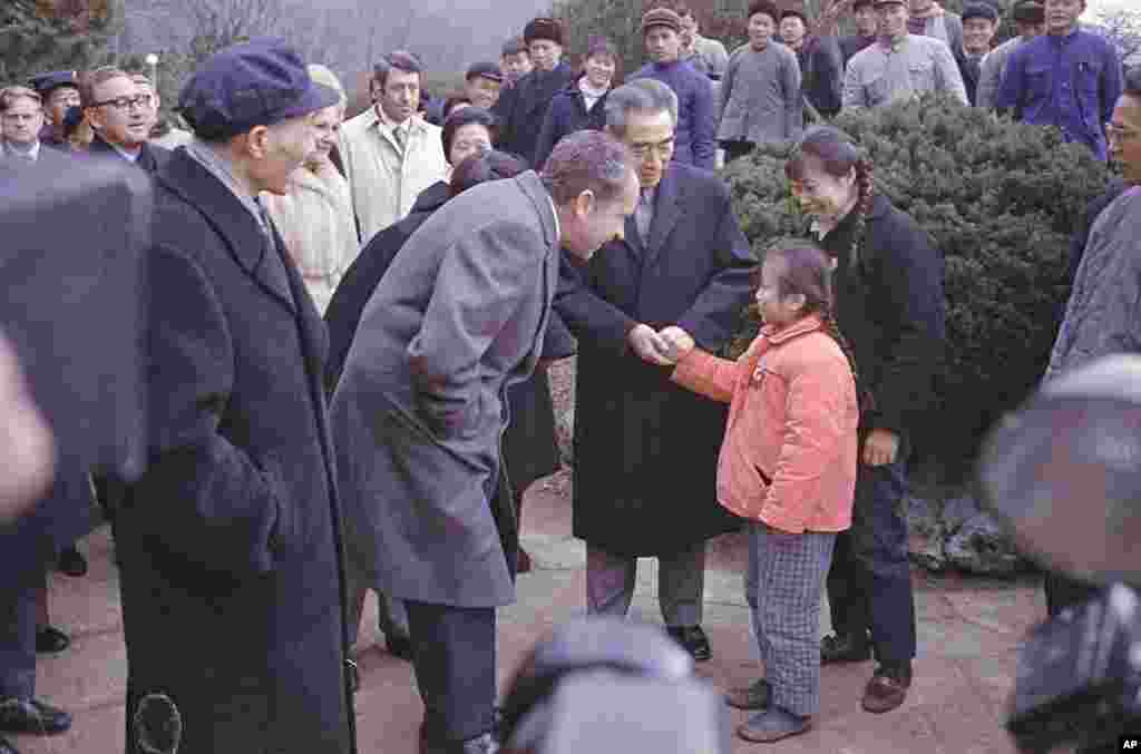 1972年2月26日中国总理周恩来陪美国总统尼克松游览杭州西湖,尼克松和小女孩交谈。 次日,《中美联合公报》在西湖国宾馆1号楼的八角亭草签。 2月28日,美中双方在上海发表联合公报《上海公报》,这标志着两国在对抗了20多年后开始走向历史性的新阶段。 至今双方都把《上海公报》作为两国关系的基础之一。