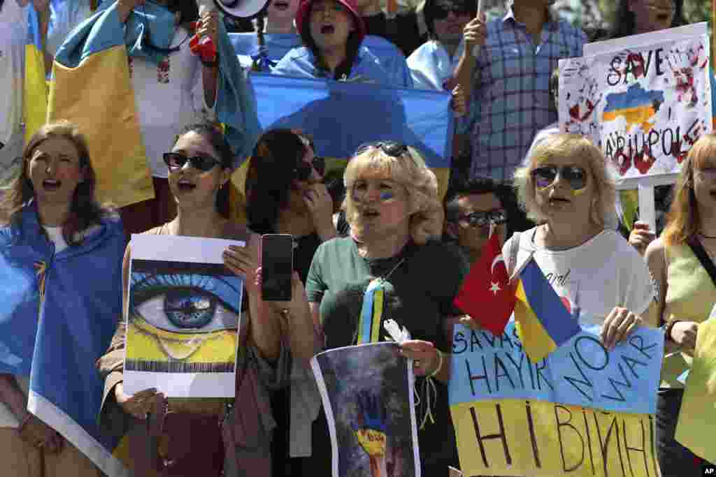 Ucranianos, turcos, y tártaros de Crimea protestan contra la guerra de Rusia en Ucrania en Ankara, Turquía, el 21 de mayo de 2022. 