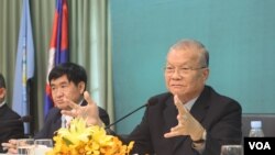 FILE: The head of the NEC, Sik Bun Hok in an open discussion on voter registration in Phnom Penh on August 5, 2016. (Hean Socheata/VOA Khmer)