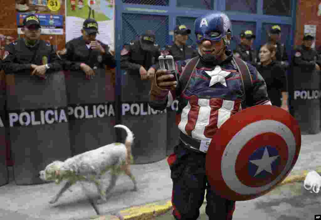 Seorang badut berpakaian kostum 'Captain America' ikut merayakan "Hari Badut" di Lima, Peru.